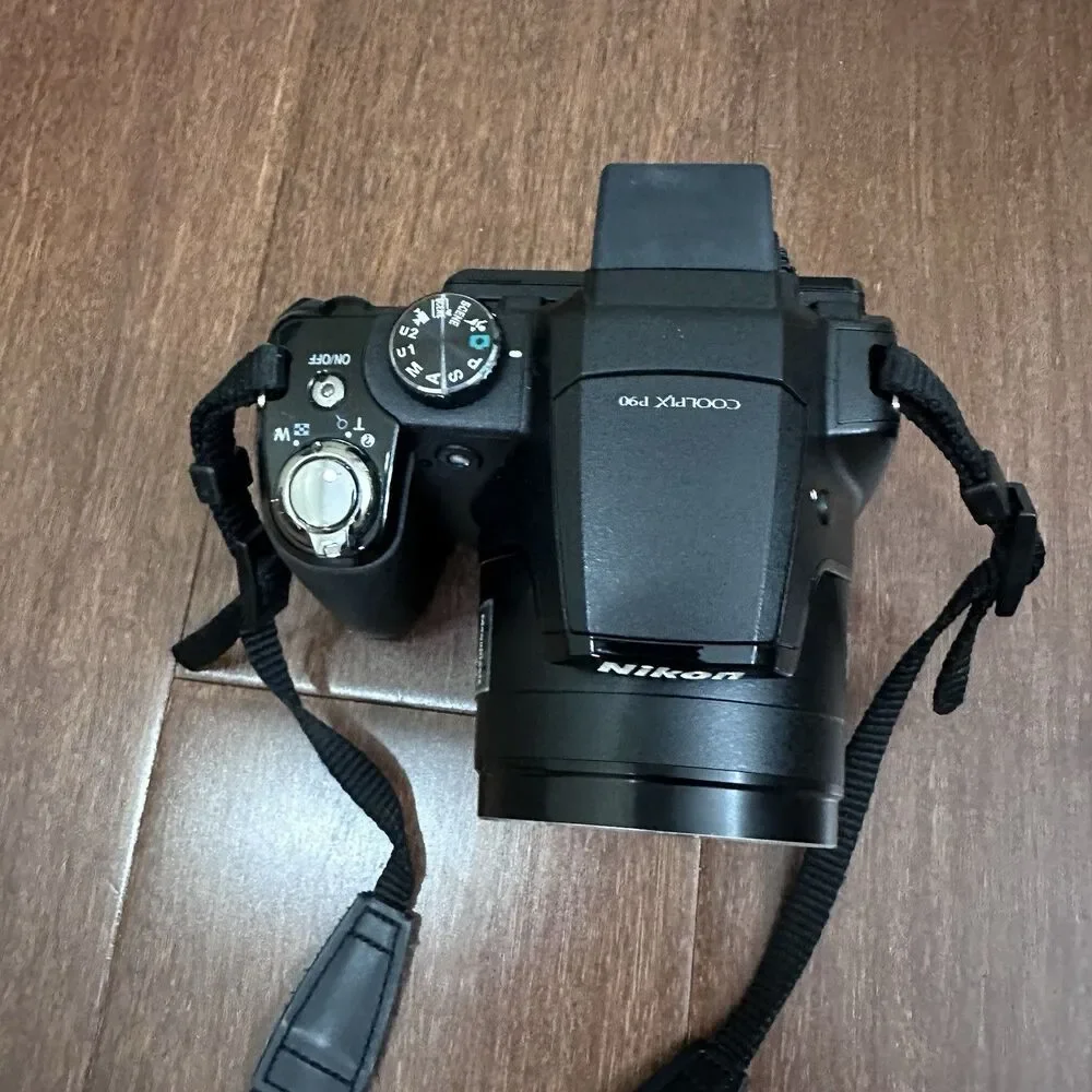Nikon Coolpix P90 12.1MP Digital Bridge Camera 24x Optical Zoom Charger - Tested